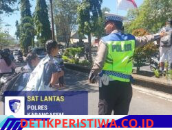 Utamakan Keselamatan Kalangan Pelajar, Anggota Lantas Polres Karangasem Bantu Sebrangkan Siswa Siswi SMP N 2 Amlapura