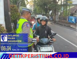 Personel Lalulintas Berikan Himbauan Kamseltibcarlantas, Melalui Pembagian Brosur 