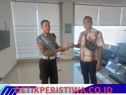 Optimalkan Kualitas Pelayanan Publik, Personil Unit Regident Satuan Lalu Lintas Polres Karangasem Serahkan SIM kepada Pemohon SIM dengan Santun dan Ramah 