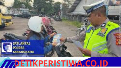 Bangkitkan Pemahaman Tertib dalam Berlalulintas, Personel Sat Lantas Berikan Himbauan Melalui Pembagian Brosur Kamseltibcarlantas