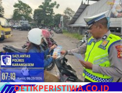 Bangkitkan Pemahaman Tertib dalam Berlalulintas, Personel Sat Lantas Berikan Himbauan Melalui Pembagian Brosur Kamseltibcarlantas
