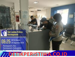 Polwan Polres Karangasem Berikan Pemahaman Tertib Berlalulintas, kepada Masyarakat Pemohon SIM di Satpas Polres Karangasem