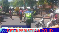 Cegah Lakalantas Kalangan Pelajar, Personel Sat Lantas Polres Karangasem Laksanakan Pos Siang Bantu Sebrangkan Siswa Siswi SMP N 2 Amlapura