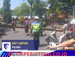 Cegah Lakalantas Kalangan Pelajar, Personel Sat Lantas Polres Karangasem Laksanakan Pos Siang Bantu Sebrangkan Siswa Siswi SMP N 2 Amlapura
