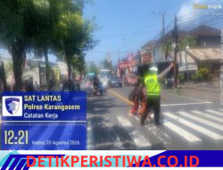 Polisi Sahabat Anak, Anggota Lantas Polres Karangasem Bantu Sebrangkan Siswa Siswi SD Negeri 4 Subagan