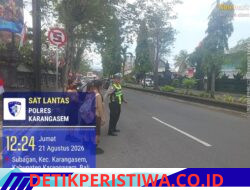 Utamakan Keselamatan Kalangan Pelajar, Anggota Lantas Polres Karangasem Bantu Sebrangkan Siswa Siswi SMPN 2 Amlapura