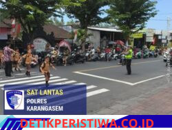 Berikan Rasa Aman dan Nyaman kepada Pelajar, Anggota Lantas Polres Karangasem Bantu Sebrangkan Siswa Siswi SD Negeri 4 Subagan