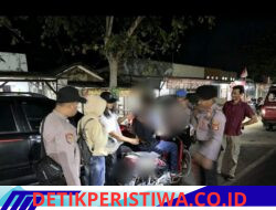 Personil Siaga Kompi I Polres Mesuji Amankan Pelaku Bawa Senjata Tajam Saat KRYD di Depan Mapolsek Simpang Pematang