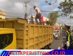Cegah Lakalantas, Satlantas Polres Karangasem Berikan Himbau kepada Sopir Truk Terkait Penggunaan Terpal 