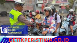 Bangkitkan Kesadaran Etika Berkendara dalam Berlalulintas, Sat Lantas Polres Karangasem Bagikan Brosur dan Stiker Keselamatan Berkendara