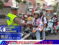 Sosialisasikan Etika Berkendara dalam Berlalulintas, Sat Lantas Polres Karangasem Bagikan Brosur dan Stiker Keselamatan Berkendara