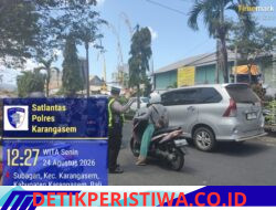 Utamakan Keselamatan Kalangan Pelajar, Anggota Sat Lantas Polres Karangasem Bantu Sebrangkan Pelajar SMPN 2 Amlapura