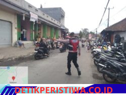 Pastikan  Kelancaran Arus Lalulintas, Polsek Sidemen Lakukan Gatur Lalin di Pasar Desa Adat Tabola