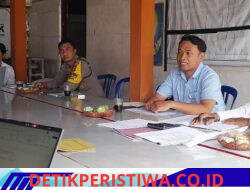 Bhabinkamtibmas Desa Tangkup Hadiri dan Kawal Rapat Lokakarya, di Kantor Desa Tangkup 