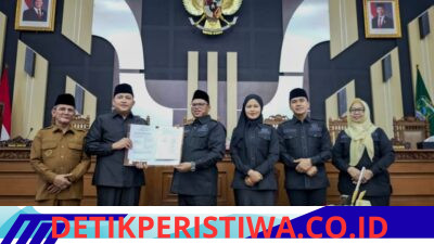 DPRD Kab Pasuruan Bersama Pemkab Pasuruan Meng-Sahkan Raperda P-APBD Kabupaten Pasuruan Jadi Perda