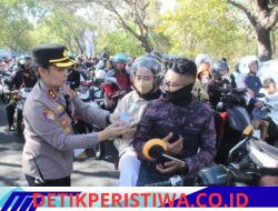 Di Tengah Antrean Kunjungan Presiden, Kapolres Jembrana Bagikan Air Mineral kepada Pengguna Jalan di Gilimanuk