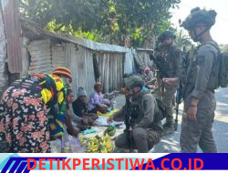 Patroli Satgas Kepolisian Operasi Damai Cartenz, Sempatkan Berdialog dengan Warga saat Menjual Hasil Bumi