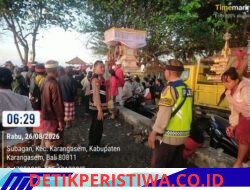 Bhabinkamtibmas Polsek Bebandem Bersinergi dengan Pecalang, Kawal Rangkaian Upacara Ngeroras Dadia Pande Cemara Tebel ke Pantai Jasri