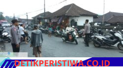 Pastikan Kelancaran Arus Lalulintas, Personil Polsek Sidemen Rutin Lakukan Gatur Lalin di Pasar Desa Adat Tabola