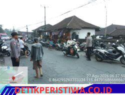 Pastikan Kelancaran Arus Lalulintas, Personil Polsek Sidemen Rutin Lakukan Gatur Lalin di Pasar Desa Adat Tabola