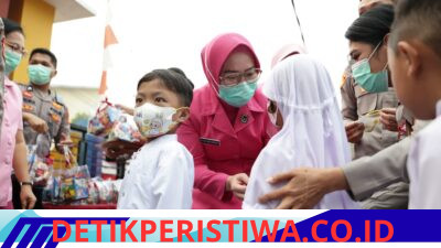Kapolda Sumsel Gerakkan Jajaran Bagikan Ribuan Masker, Kesehatan Masyarakat Jadi Prioritas