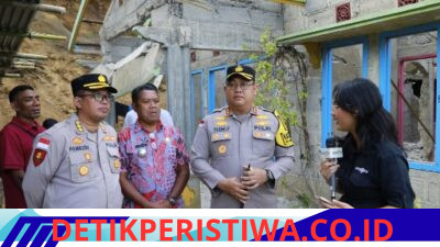 Tinjau Kondisi Dampak Kerusakan Akibat Gempa, Kapolda NTT Serahkan Bantuan Langsung kepada Warga Terdampak 