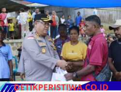 Tinjau Kondisi Dampak Kerusakan Akibat Gempa, Kapolda NTT Serahkan Bantuan Langsung kepada Warga Terdampak 