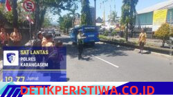 Utamakan Keselamatan Kalangan Pelajar, Anggota Sat Lantas Polres Karangasem Bantu Sebrangkan Siswa Siswi SMP N 2 Amlapura