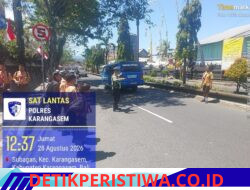 Utamakan Keselamatan Kalangan Pelajar, Anggota Sat Lantas Polres Karangasem Bantu Sebrangkan Siswa Siswi SMP N 2 Amlapura