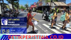 Cegah Lakalantas pada Kalangan Pelajar, Anggota Lantas Polres Karangasem Bantu Sebrangkan Para Pelajar Sekolah