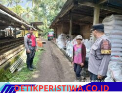 Polsek Selat Gelar Patroli Dialogis, Sambangi Warga Binaan saat Beraktivitas Sampaikan Pesan Kamtibmas 