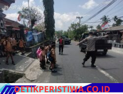 Utamakan Keselamatan Kalangan Pelajar, Personel Polsek Bebandem Gelar Strong Point Siang Bantu Sebrangkan Siswa Siswi SD Negeri 2 Bebandem