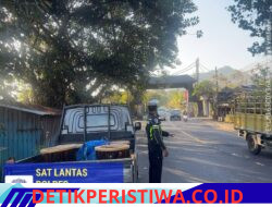 Cegah Truk Parkir Sembarangan, Satlantas Polres Karangasem Berikan Himbauan kepada Para Truk saat Beristirahat di Obyek Wisata Candidasa