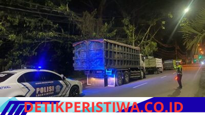 Cegah Lakalantas, Unit Turjagwali Polres Karangasem Intensifkan Giat Blue Light Patrol Berikan Himbauan kepada Para Sopir Truk tidak Parkir Sembarangan 