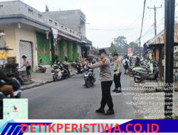 Polsek Sidemen Lakukan Gatur Lalin, Saat Masyarakat Mulai Beraktivitas di Kawasan Pasar Desa Adat Tabola