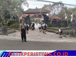 Pastikan Kelancaran Arus Lalulintas, Personil Polsek Sidemen Lakukan PH Pagi di Depan SMPN 1 Sidemen