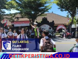 Polisi Sahabat Anak, Anggota Lantas Polres Karangasem Bantu Sebrangkan Siswa Siswi SD Negeri 4 Subagan