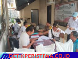 Pastikan Pembagian Beras Bulog Berjalan Lancar, Bhabinkamtibmas Desa Talibeng Sambangi Kantor Desa