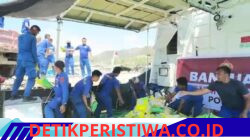 Polri Distribusikan Bantuan Logistik Kapolri untuk Korban Gempa, di Pulau Flores
