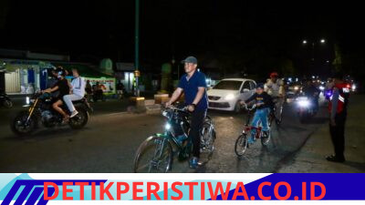Malam Minggu Kapolda NTB Gowes Keliling Mataram, Singgah di Poskamling dan Dengarkan Warga