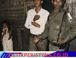 Sejarah Indonesia Tragefi G30SPKI  Oktober 1965. Seorang pria tampak masih sempat berganti pakaian ketika petugas datang menjemputnya dari rumah. Bagi banyak orang yang mengalami penangkapan pada masa itu, kedatangan petugas dapat menjadi perpisahan terakhir dengan keluarga. Tidak sedikit yang dibawa tanpa mengetahui dengan pasti ke mana mereka akan dibawa atau kapan mereka dapat kembali.  Setelah peristiwa 30 September 1965, penangkapan dan penahanan terhadap orang-orang yang dianggap terkait atau bersimpati kepada PKI berlangsung di berbagai daerah. Ratusan ribu orang kemudian ditahan, banyak di antaranya tanpa proses pengadilan, sementara pada periode 1965–1966 terjadi pembunuhan massal yang menewaskan sedikitnya sekitar 500.000 orang menurut berbagai perkiraan. Komnas HAM juga menyatakan peristiwa 1965–1966 sebagai pelanggaran HAM yang berat.  Foto seperti ini menjadi pengingat tentang masa kelam sejarah Indonesia, ketika penangkapan, penahanan, kekerasan, dan pembunuhan meninggalkan luka panjang bagi para korban maupun keluarga mereka.  🎨 Diwarnai & direstorasi untuk tujuan edukasi sejarah dan dokumenter.   #SejarahIndonesia #G30SPKI #Tragedi1965 #ArsipSejarah #FotoSejarah #SejarahIndonesia #duniasjr #DuniaSejarah #Indonesia  7september2026  Ptytsl  Detikperistiwa.co.id  Dilansir berita dari sosial mexia facebook