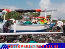 Bentuk Kepedulian kepada Warga Nelayan, Personel Sat Polairud Polres Karangasem Bantu Nelayan Dorong Jukung ke Daratan