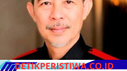 ## LSM FAKTA Desak 30.910 Hektar Eks-IUP Laut PT Timah di Belitung Timur Dialihkan Menjadi Wilayah Pertambangan Rakyat (WPR)  MANGGAR, BELITUNG TIMUR – 2 September 2026 – Forum Advokasi & Keadilan Tanah Air (LSM FAKTA) Kabupaten Belitung Timur mengambil sikap tegas terkait berakhirnya masa berlaku Izin Usaha Pertambangan Operasi Produksi (IUP OP) Laut milik PT Timah Tbk di perairan Belitung Timur. Berdasarkan data rekapitulasi resmi, izin konsesi laut nomor 503/002/OP-L/BPMPT/2015 seluas 30.910 Hektar tersebut telah resmi berakhir dan kedaluwarsa sejak tanggal 21 Juli 2026. Ketua Umum LSM FAKTA Belitung Timur, Ade Kelana, menyatakan bahwa berakhirnya izin korporasi raksasa ini harus menjadi momentum emas bagi kembalinya kedaulatan ekonomi masyarakat lokal. LSM FAKTA mendesak Pemerintah Daerah dan DPRD Belitung Timur untuk segera merebut hak kelola wilayah perairan tersebut dari cengkeraman oligarki untuk dialihkan statusnya menjadi Wilayah Pertambangan Rakyat (WPR). “Sudah 31 tahun, sejak tahun 1995 hingga 2026, kekayaan timah di laut kita dikeruk habis-habisan oleh skala industri besar. Nelayan tradisional tersingkir, terumbu karang rusak, dan daerah hanya mendapatkan sisa-sisa. Sekarang, demi hukum, status wilayah laut seluas 30.910 Hektar itu clean and clear terbebas dari hak korporasi mana pun. Ini saatnya rakyat Belitung Timur menjadi tuan rumah di tanah dan lautnya sendiri!” tegas Ade Kelana dalam keterangan persnya di Manggar, Rabu (2/9/2026). LSM FAKTA menegaskan tuntutan pengalihan status menjadi WPR ini memiliki landasan hukum yang sangat kuat dan dijamin oleh undang-undang positif di Indonesia, yaitu:     1. Pasal 22 huruf d UU No. 3 Tahun 2020 (UU Minerba): Mengatur bahwa wilayah tambang yang telah dikerjakan sekurang-kurangnya 15 tahun layak ditetapkan sebagai WPR. Eks-IUP laut PT Timah ini telah dieksploitasi selama 31 tahun, sehingga secara historis dan sosiologis mutlak memenuhi syarat.    2. Pasal 21 Peraturan Pemerintah (PP) No. 96 Tahun 2021: Memberikan hak atributif kepada Bupati untuk mengajukan usulan tertulis wilayah WPR kepada Menteri ESDM.    3. UU No. 23 Tahun 2014 tentang Pemerintahan Daerah: Menjamin kewenangan pengelolaan ruang laut hingga 12 mil berada di tangan daerah (Provinsi), yang dapat dikunci melalui Rencana Zonasi Wilayah Pesisir dan Pulau-Pulau Kecil (RZWP3K) untuk memblokir izin baru bagi korporasi besar dari Jakarta.  Jika dialihkan menjadi WPR, wilayah tersebut dapat dipecah menjadi puluhan blok strategis maksimal 100 Hektar per blok untuk dikelola secara legal dan aman oleh Koperasi Masyarakat Lokal dan Nelayan Tradisional Beltim melalui skema Izin Pertambangan Rakyat (IPR). Menyikapi transisi ini, LSM FAKTA melayangkan Surat Tuntutan Resmi yang ditujukan langsung kepada Bupati dan Ketua DPRD Belitung Timur dengan tiga poin desakan utama:  * Pertama, Mendatangkan desakan agar Bupati segera mengirimkan surat rekomendasi resmi usulan WPR ke Kementerian ESDM sebelum wilayah tersebut dilelang ulang ke pihak swasta/BUMN. * Kedua, Menuntut DPRD Beltim segera membentuk Panitia Khusus (Pansus) untuk mengaudit total kewajiban pascatambang dan dana jaminan reklamasi laut PT Timah yang selama puluhan tahun belum memulihkan ekosistem laut Beltim. * Ketiga, Meminta jaminan penegakan hukum dan patroli ketat agar tidak ada satu pun Kapal Isap Produksi (KIP) yang melakukan aktivitas penambangan ilegal (illegal mining) pasca-habisnya izin per 21 Juli 2026.  Ade Kelana memperingatkan: “Regulasi sudah memberikan jalurnya secara sah. Kalau Bupati dan DPRD diam saja, berarti mereka melakukan pembiaran terhadap perampasan hak-hak ekonomi rakyat. Kami akan kawal ini sampai titik darah penghabisan. Laut Beltim harus kembali ke tangan rakyat Beltim, sesuai amanat Pasal 33 Ayat 3 UUD 1945,” tutup Ade Kelana.  Manggar, 2 September 2026 Ade kelana Ketua LSM FAKTA
