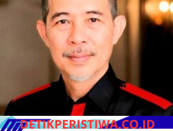 ## LSM FAKTA Desak 30.910 Hektar Eks-IUP Laut PT Timah di Belitung Timur Dialihkan Menjadi Wilayah Pertambangan Rakyat (WPR)  MANGGAR, BELITUNG TIMUR – 2 September 2026 – Forum Advokasi & Keadilan Tanah Air (LSM FAKTA) Kabupaten Belitung Timur mengambil sikap tegas terkait berakhirnya masa berlaku Izin Usaha Pertambangan Operasi Produksi (IUP OP) Laut milik PT Timah Tbk di perairan Belitung Timur. Berdasarkan data rekapitulasi resmi, izin konsesi laut nomor 503/002/OP-L/BPMPT/2015 seluas 30.910 Hektar tersebut telah resmi berakhir dan kedaluwarsa sejak tanggal 21 Juli 2026. Ketua Umum LSM FAKTA Belitung Timur, Ade Kelana, menyatakan bahwa berakhirnya izin korporasi raksasa ini harus menjadi momentum emas bagi kembalinya kedaulatan ekonomi masyarakat lokal. LSM FAKTA mendesak Pemerintah Daerah dan DPRD Belitung Timur untuk segera merebut hak kelola wilayah perairan tersebut dari cengkeraman oligarki untuk dialihkan statusnya menjadi Wilayah Pertambangan Rakyat (WPR). “Sudah 31 tahun, sejak tahun 1995 hingga 2026, kekayaan timah di laut kita dikeruk habis-habisan oleh skala industri besar. Nelayan tradisional tersingkir, terumbu karang rusak, dan daerah hanya mendapatkan sisa-sisa. Sekarang, demi hukum, status wilayah laut seluas 30.910 Hektar itu clean and clear terbebas dari hak korporasi mana pun. Ini saatnya rakyat Belitung Timur menjadi tuan rumah di tanah dan lautnya sendiri!” tegas Ade Kelana dalam keterangan persnya di Manggar, Rabu (2/9/2026). LSM FAKTA menegaskan tuntutan pengalihan status menjadi WPR ini memiliki landasan hukum yang sangat kuat dan dijamin oleh undang-undang positif di Indonesia, yaitu:     1. Pasal 22 huruf d UU No. 3 Tahun 2020 (UU Minerba): Mengatur bahwa wilayah tambang yang telah dikerjakan sekurang-kurangnya 15 tahun layak ditetapkan sebagai WPR. Eks-IUP laut PT Timah ini telah dieksploitasi selama 31 tahun, sehingga secara historis dan sosiologis mutlak memenuhi syarat.    2. Pasal 21 Peraturan Pemerintah (PP) No. 96 Tahun 2021: Memberikan hak atributif kepada Bupati untuk mengajukan usulan tertulis wilayah WPR kepada Menteri ESDM.    3. UU No. 23 Tahun 2014 tentang Pemerintahan Daerah: Menjamin kewenangan pengelolaan ruang laut hingga 12 mil berada di tangan daerah (Provinsi), yang dapat dikunci melalui Rencana Zonasi Wilayah Pesisir dan Pulau-Pulau Kecil (RZWP3K) untuk memblokir izin baru bagi korporasi besar dari Jakarta.  Jika dialihkan menjadi WPR, wilayah tersebut dapat dipecah menjadi puluhan blok strategis maksimal 100 Hektar per blok untuk dikelola secara legal dan aman oleh Koperasi Masyarakat Lokal dan Nelayan Tradisional Beltim melalui skema Izin Pertambangan Rakyat (IPR). Menyikapi transisi ini, LSM FAKTA melayangkan Surat Tuntutan Resmi yang ditujukan langsung kepada Bupati dan Ketua DPRD Belitung Timur dengan tiga poin desakan utama:  * Pertama, Mendatangkan desakan agar Bupati segera mengirimkan surat rekomendasi resmi usulan WPR ke Kementerian ESDM sebelum wilayah tersebut dilelang ulang ke pihak swasta/BUMN. * Kedua, Menuntut DPRD Beltim segera membentuk Panitia Khusus (Pansus) untuk mengaudit total kewajiban pascatambang dan dana jaminan reklamasi laut PT Timah yang selama puluhan tahun belum memulihkan ekosistem laut Beltim. * Ketiga, Meminta jaminan penegakan hukum dan patroli ketat agar tidak ada satu pun Kapal Isap Produksi (KIP) yang melakukan aktivitas penambangan ilegal (illegal mining) pasca-habisnya izin per 21 Juli 2026.  Ade Kelana memperingatkan: “Regulasi sudah memberikan jalurnya secara sah. Kalau Bupati dan DPRD diam saja, berarti mereka melakukan pembiaran terhadap perampasan hak-hak ekonomi rakyat. Kami akan kawal ini sampai titik darah penghabisan. Laut Beltim harus kembali ke tangan rakyat Beltim, sesuai amanat Pasal 33 Ayat 3 UUD 1945,” tutup Ade Kelana.  Manggar, 2 September 2026 Ade kelana Ketua LSM FAKTA