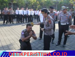 Kapolres Jembrana Pimpin Langsung, Upacara Kenaikan Pangkat dan Pengabdian Ipda I Wayan Suadnyana Jelang Purnabakti