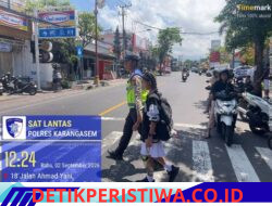 Cegah Lakalantas Terhadap Kalangan Pelajar, Anggota Lantas Polres Karangasem Bantu Sebrangkan Siswa Siswi SD Negeri 1 Subagan