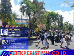 Utamakan Keselamatan Kalangan Pelajar, Anggota Lantas Polres Karangasem Bantu Sebrangkan Siswa Siswi SMP N 2 Amlapura