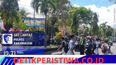 Utamakan Keselamatan Kalangan Pelajar, Anggota Lantas Polres Karangasem Bantu Sebrangkan Siswa Siswi SMP N 2 Amlapura