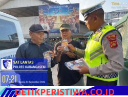 Bangkitkan Kesadaran Masyarakat,  Personel Sat Lantas Berikan Himbauan Melalui Pembagian Brosur Kamseltibcarlantas