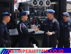 Bentuk Kepedulian Brimob Polda Jateng, Salurkan Air Bersih kepada Warga Terdampak Kekeringan di Semarang
